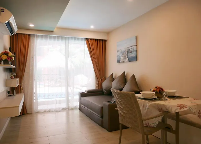 Seven Seas Pattaya Poolside Room ห้องติดสระ